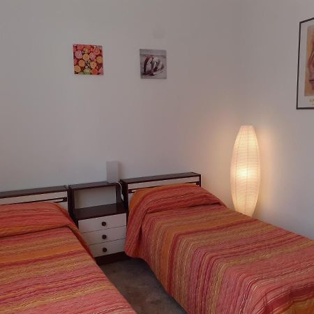 Casa Nebieu In Edificio Indipendente Nel Centro Di Monforte モンフォルテ・ダルバ エクステリア 写真