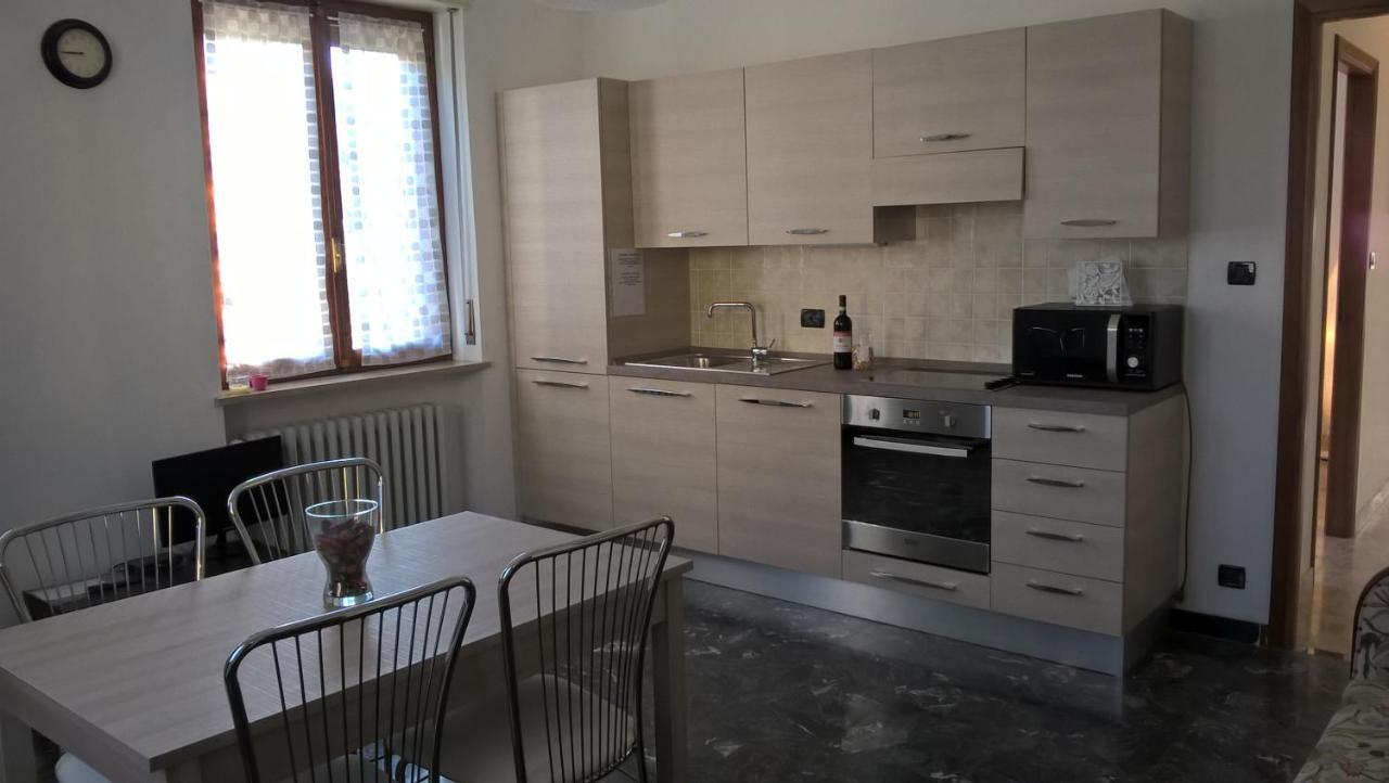 Casa Nebieu In Edificio Indipendente Nel Centro Di Monforte モンフォルテ・ダルバ エクステリア 写真