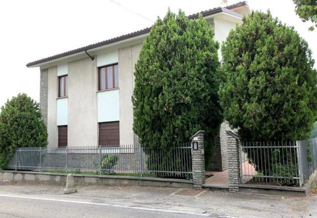 Casa Nebieu In Edificio Indipendente Nel Centro Di Monforte モンフォルテ・ダルバ エクステリア 写真